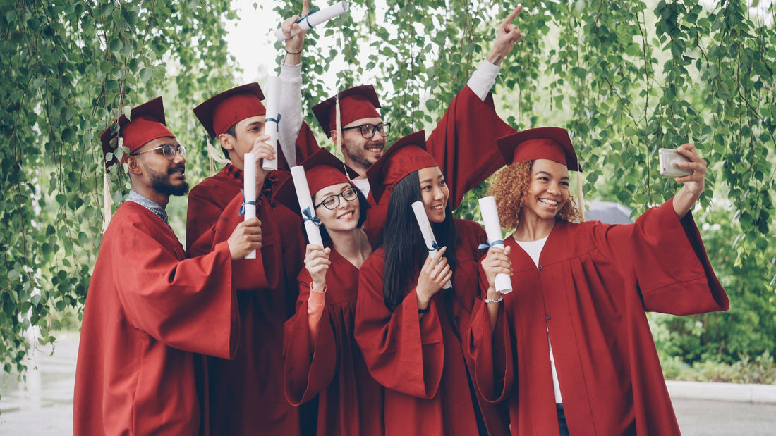 Best Graduation Gifts for Friends: 6 Thoughtful Ideas to Celebrate Their Achievement